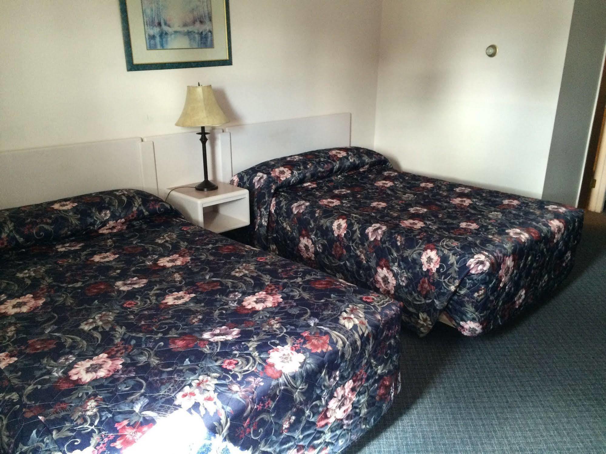 Plains Motor Inn Stettler ภายนอก รูปภาพ